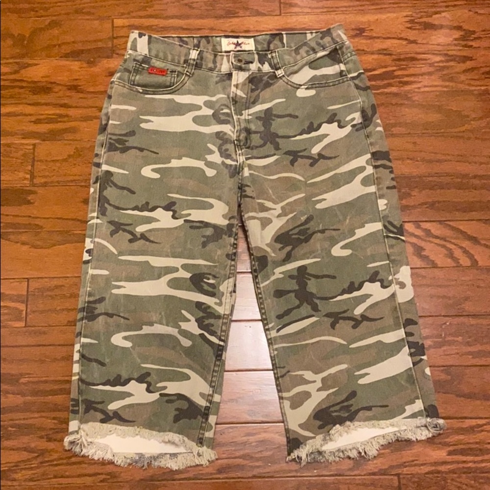 Golden Star Camo Capris